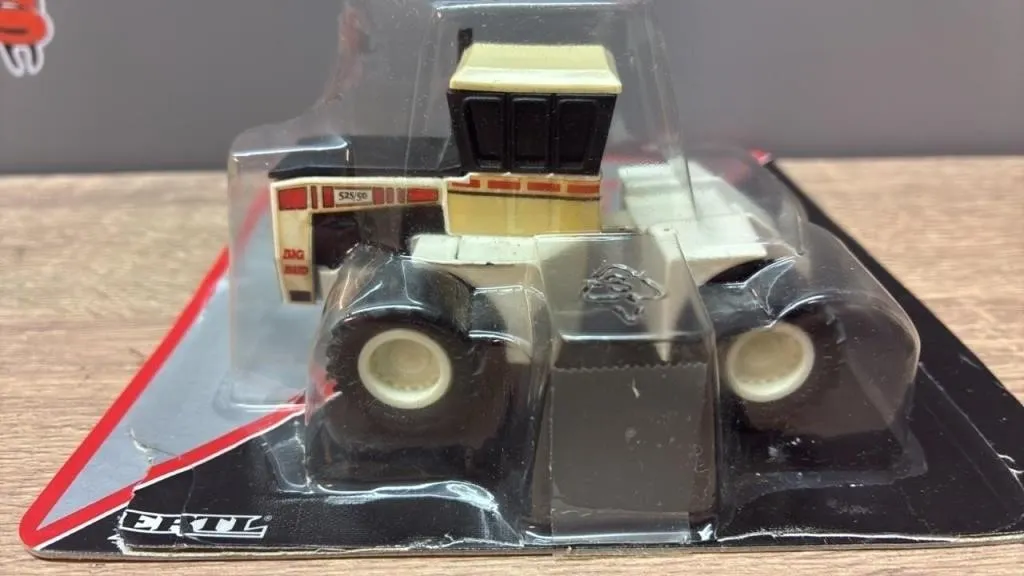1:64 ERTL Big Bud Tractor. *Plastic Partly