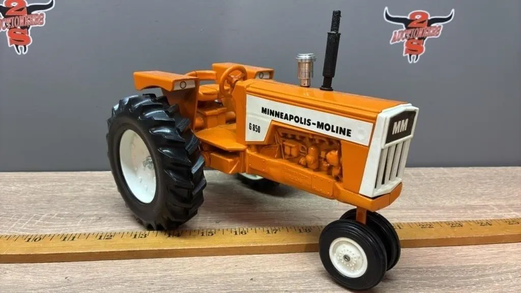 1:16 Scale Models Minneapolis Moline G 850 NF