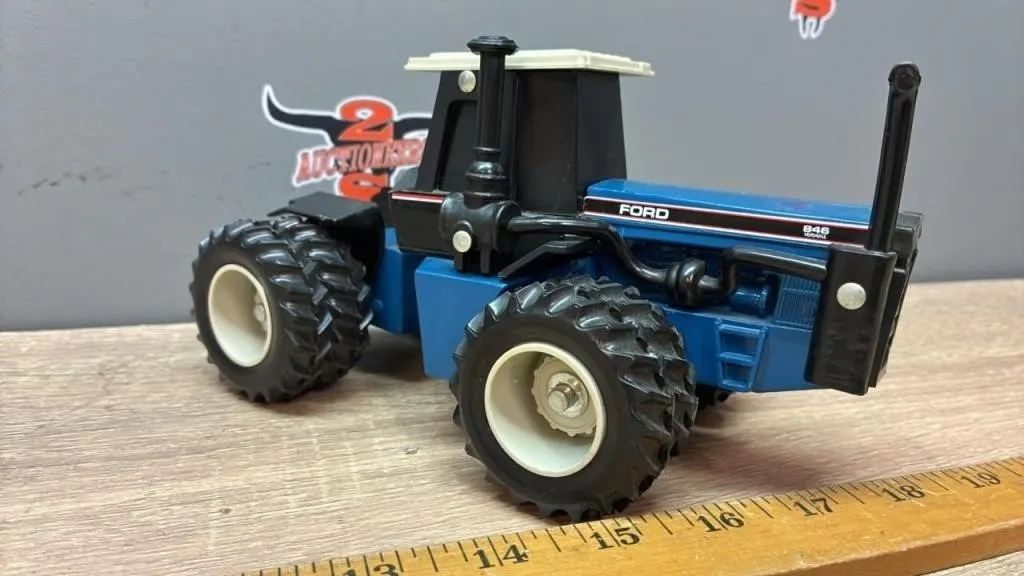 1:16 Ford 846 4WD Tractor.