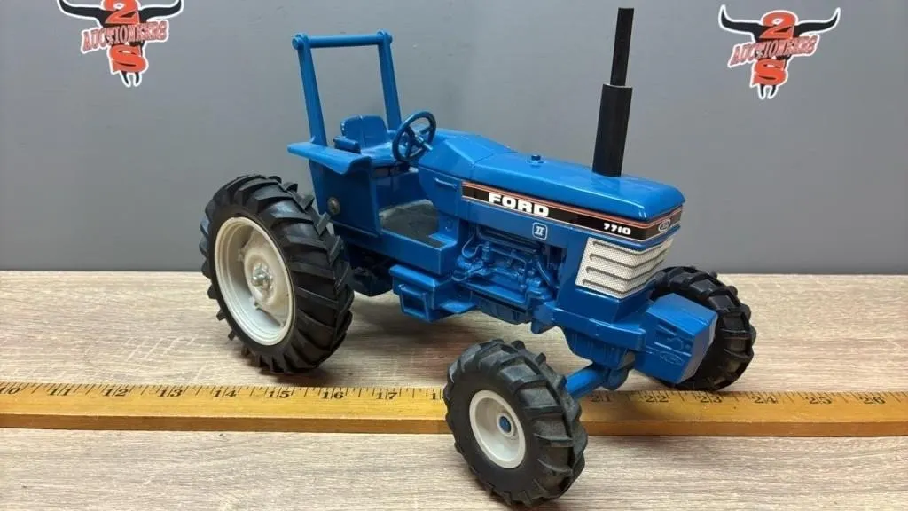 1:16 ERTL Ford 7710 MFWD Tractor.