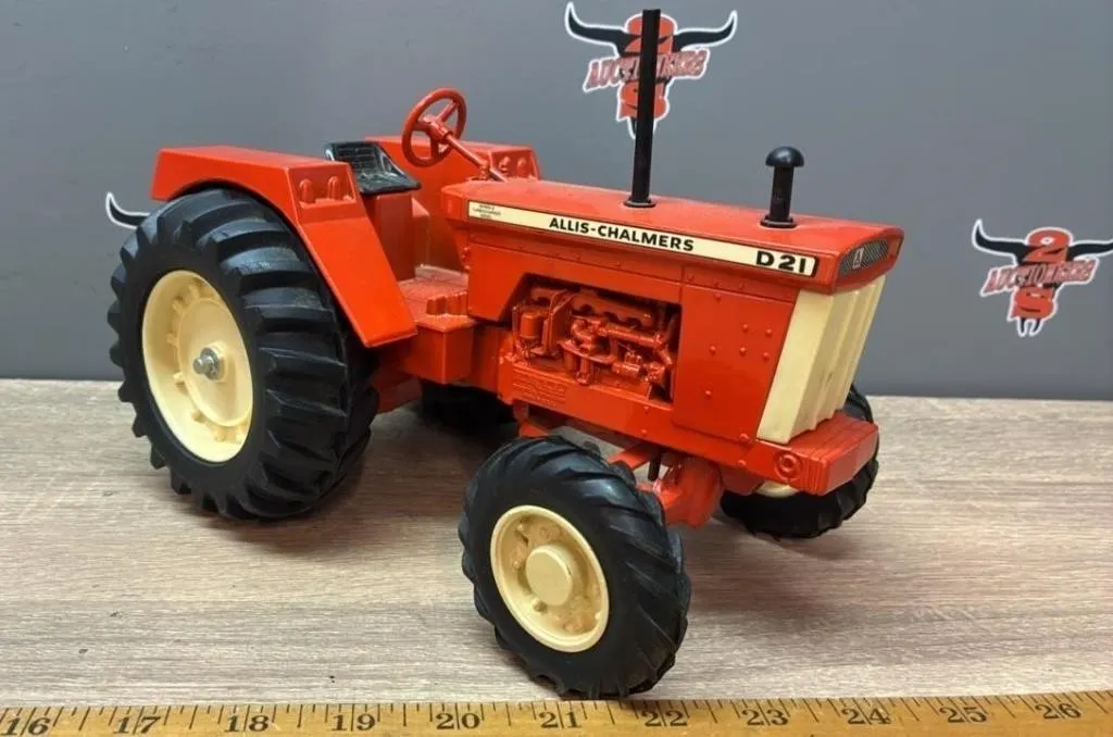 1:16 ERTL Allis Chalmers D21 MFWD Tractor.
