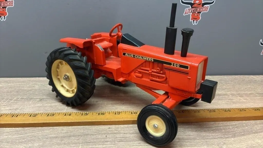 1:16 ERTL Allis Chalmers 200 Tractor.