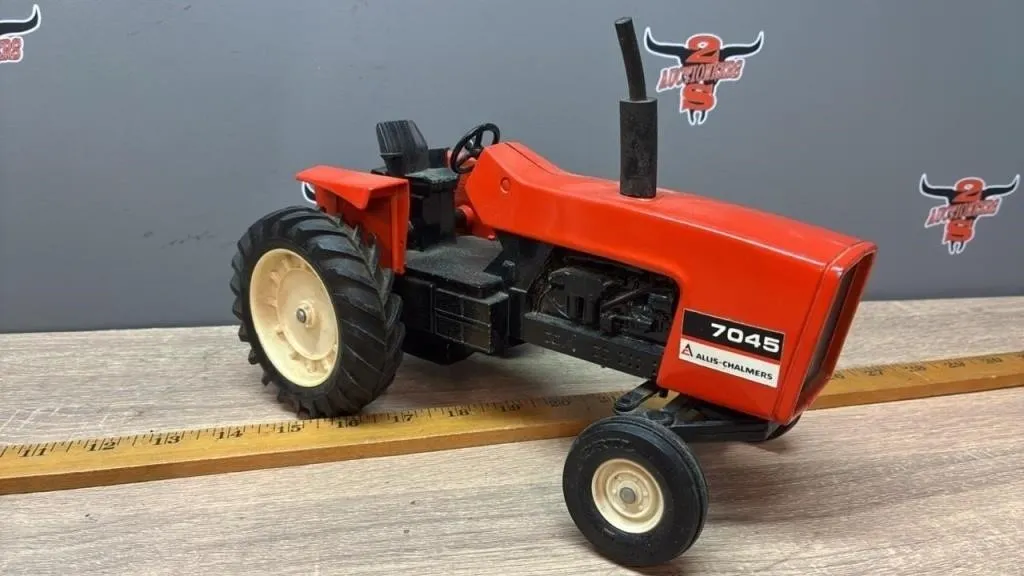1:16 ERTL Allis Chalmers 7045 Tractor.