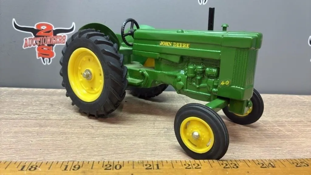 1:16 John Deere 40 Tractor.