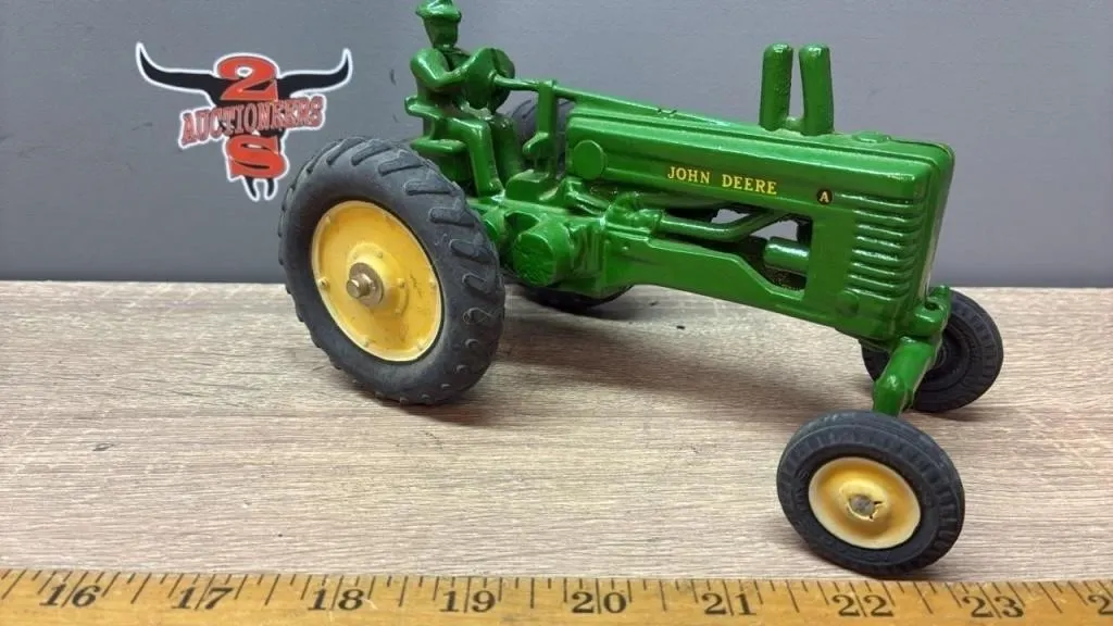 1:16 John Deere Model A Tractor.