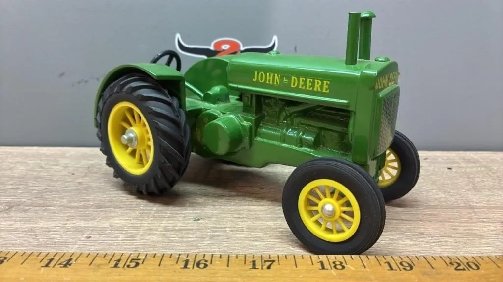 1:16 John Deere Tractor.