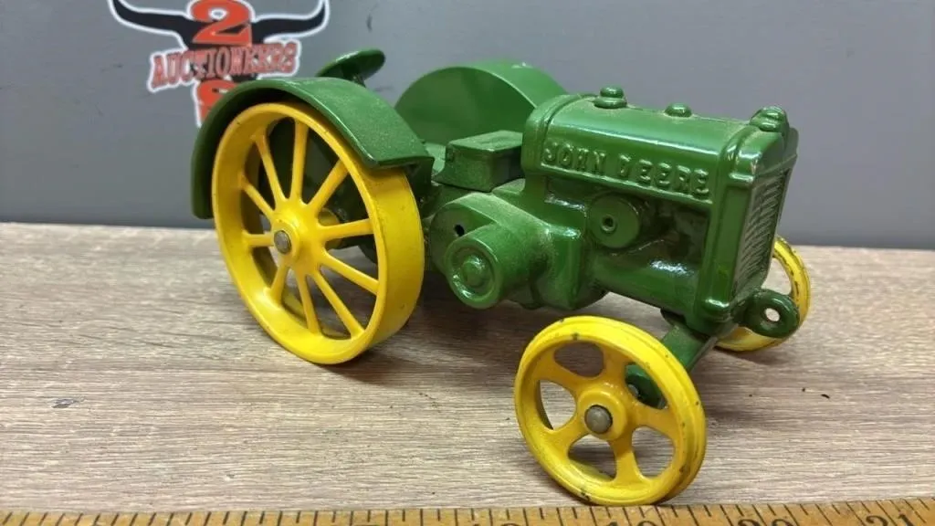 1:16 John Deere Tractor w/ Steel Wheels.