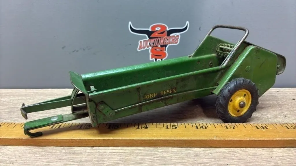 1:16 Vintage John Deere Manure Spreader.