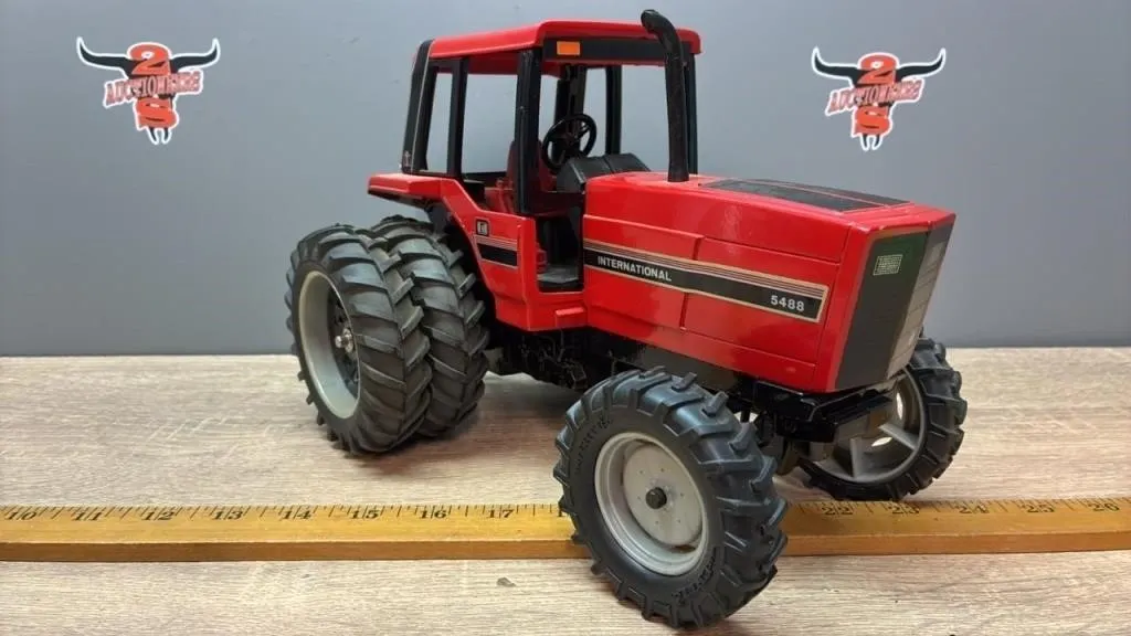 1:16 ERTL International 5488 MFWD Tractor w/Duals