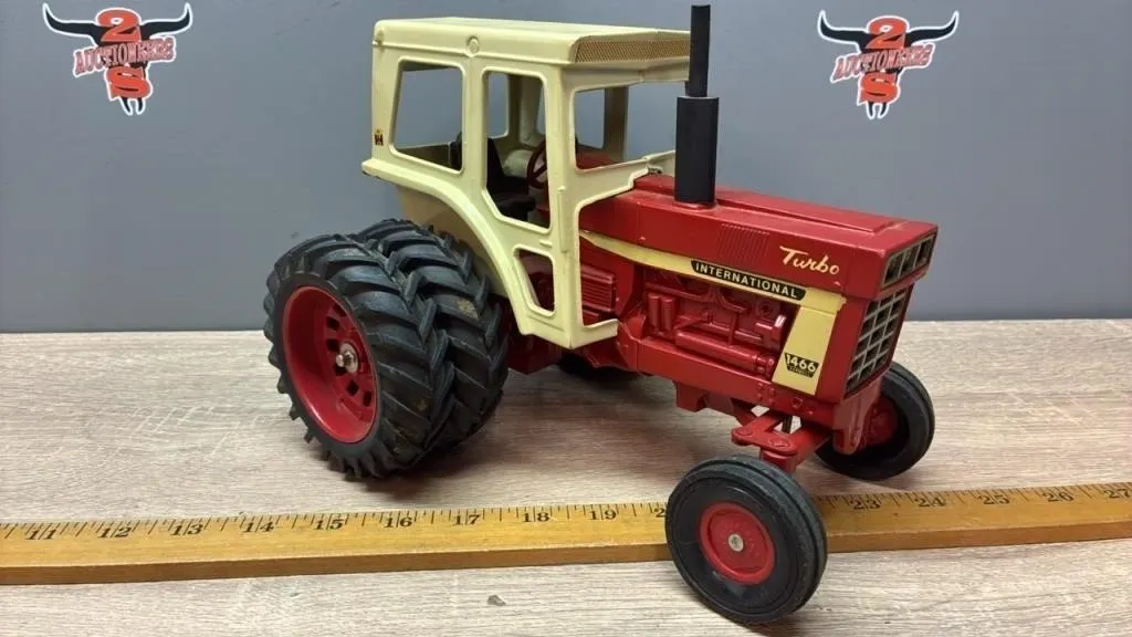 1:16 ERTL International 1466 Tractor w/Duals