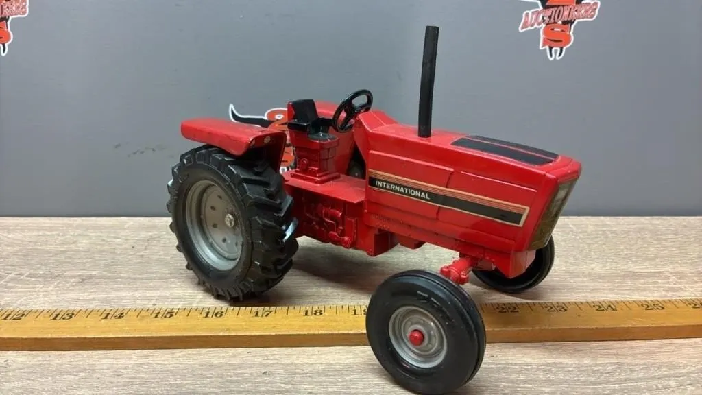 1:16 ERTL International Tractor. Repainted.