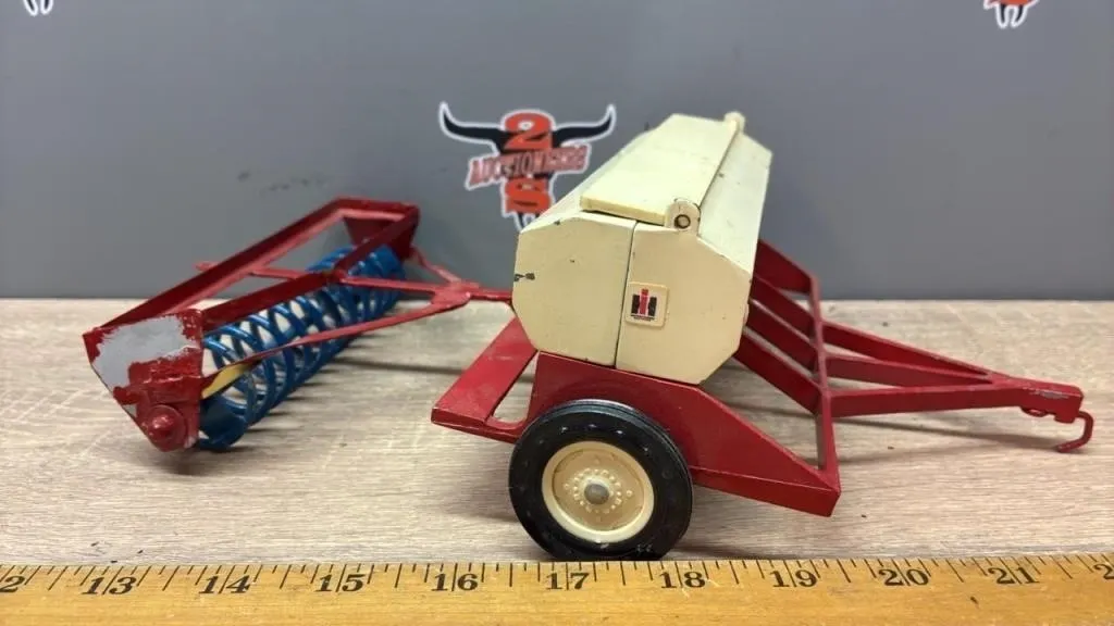 1:16 IH Seeder/Packer.