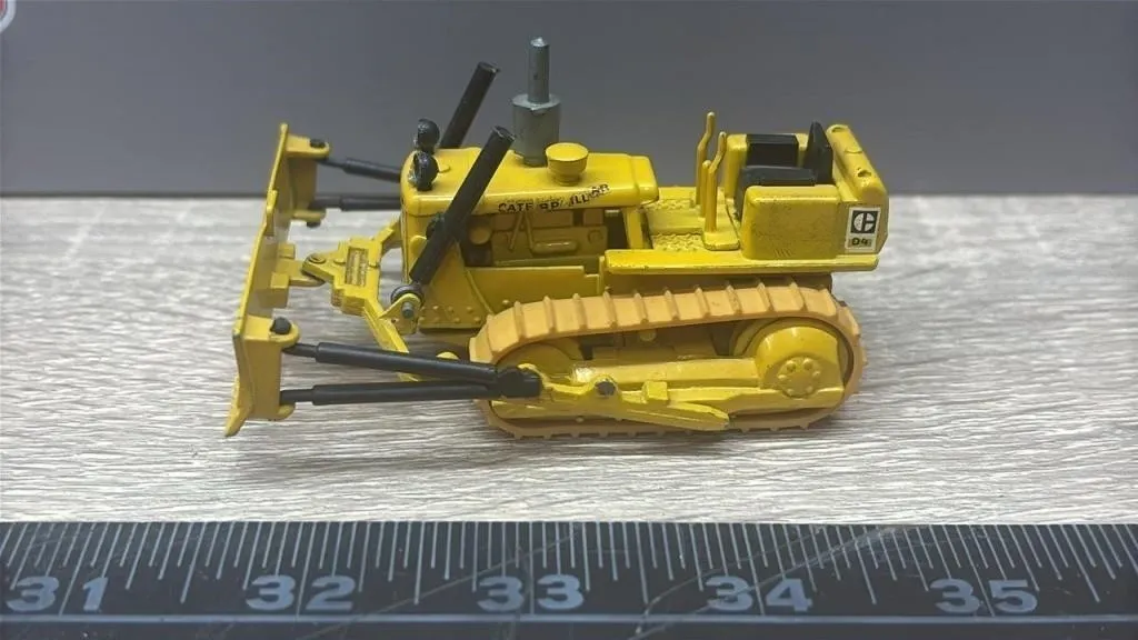 1:50 NZG CAT Die Cast D9G Bulldozer.