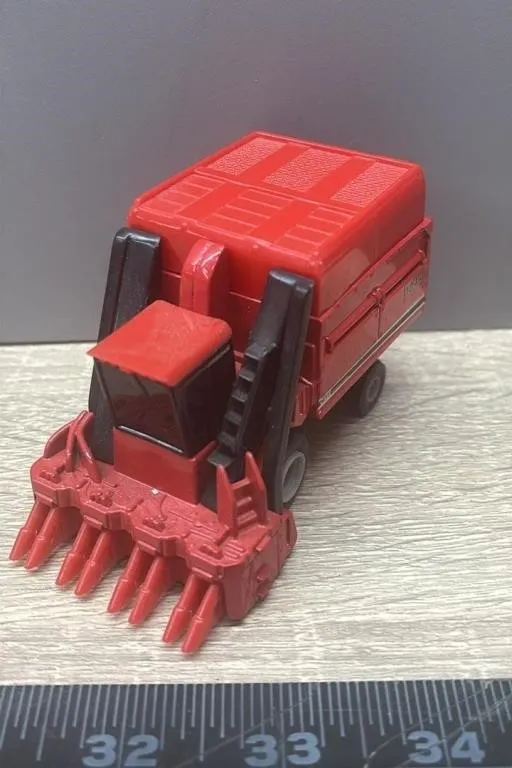 1:50 ERTL International 1844 Die Cast Combine.