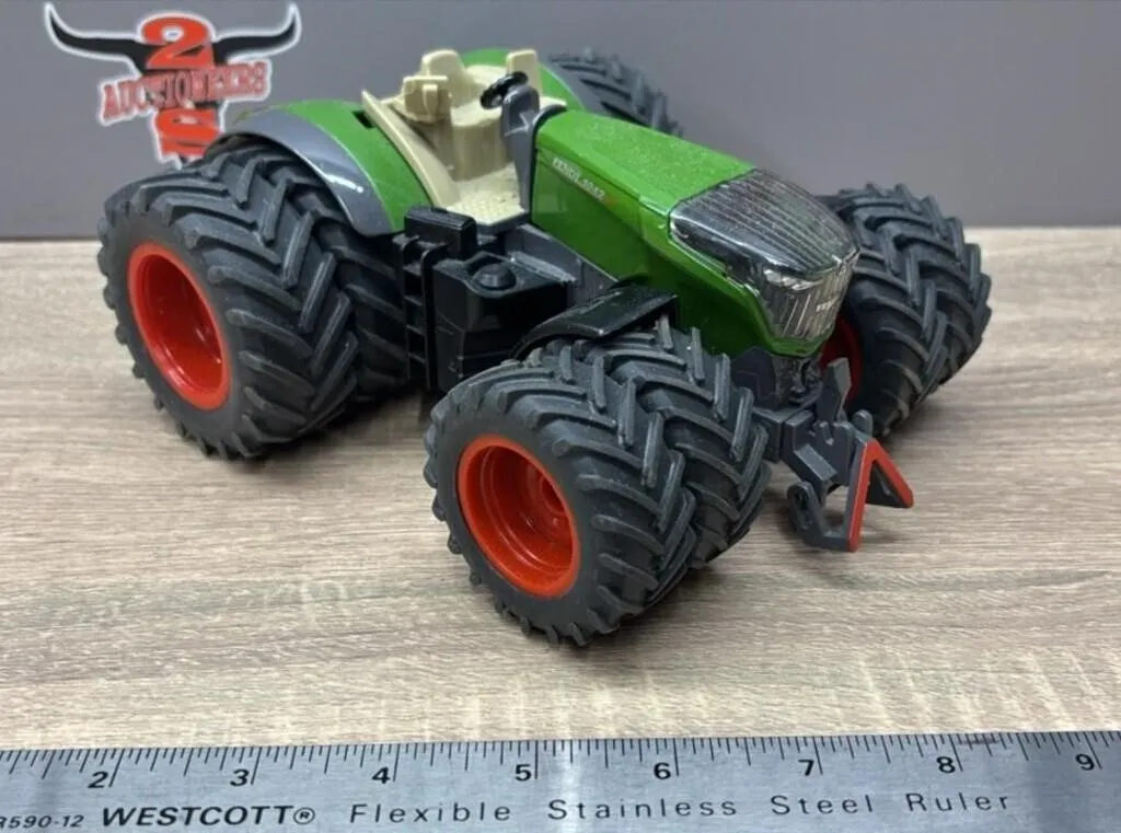 1:32 SIKU Fendt 1042 Die Cast Tractor. *Missing
