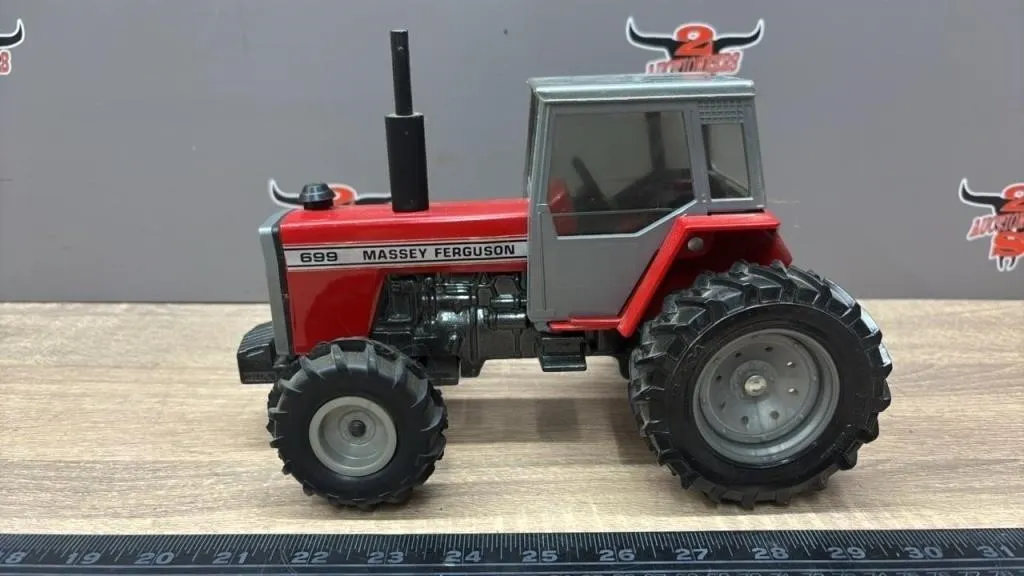 1:16 ERTL Massey Ferguson 699 Die Cast MFWD