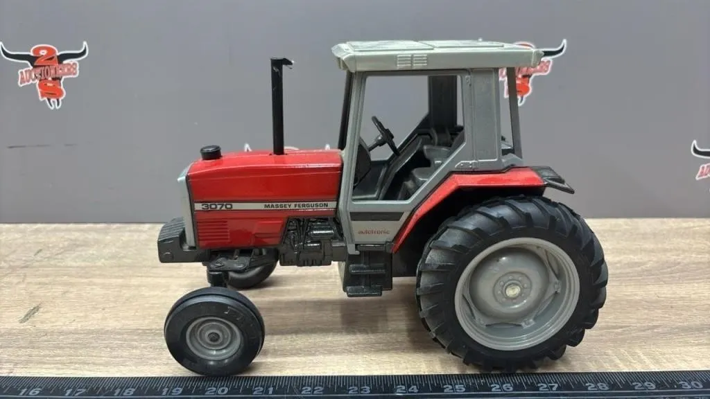 1:16 ERTL Massey Ferguson 3070 Die Cast Tractor.