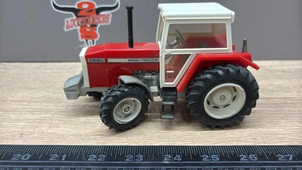 Plastic 1:32 Britains Massey Ferguson 3680 MFWD