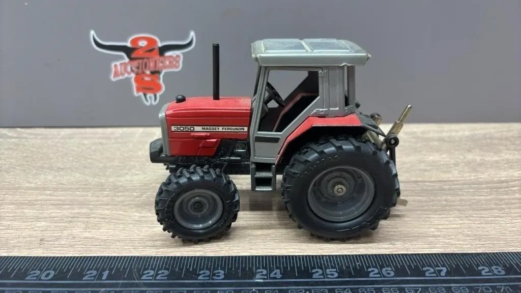 Plastic 1:32 ERTL Massey Ferguson 3050 MFWD