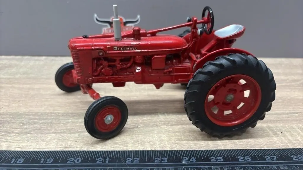 1:16 ERTL McCormick Farmall Die Cast Tractor.