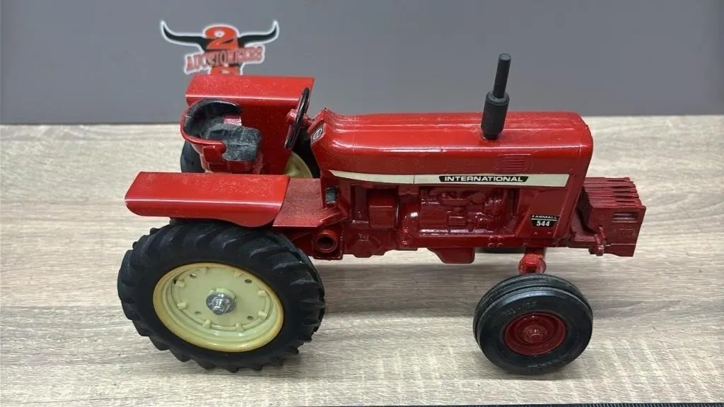 1:16 ERTL McCormick Farmall 544 Die Cast Tractor.