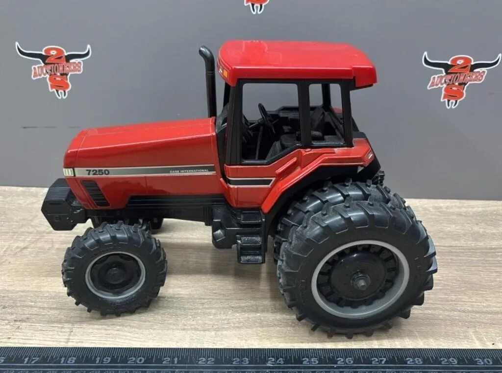 1:16 ERTL International 7250 Die Cast MFWD Tractor