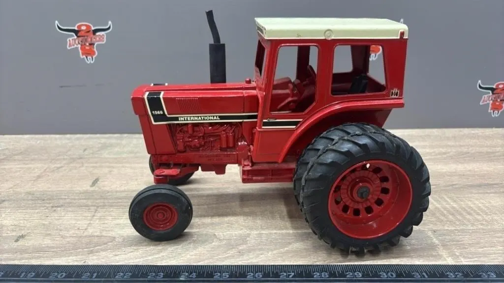1:16 ERTL International 1566 Die Cast Tractor