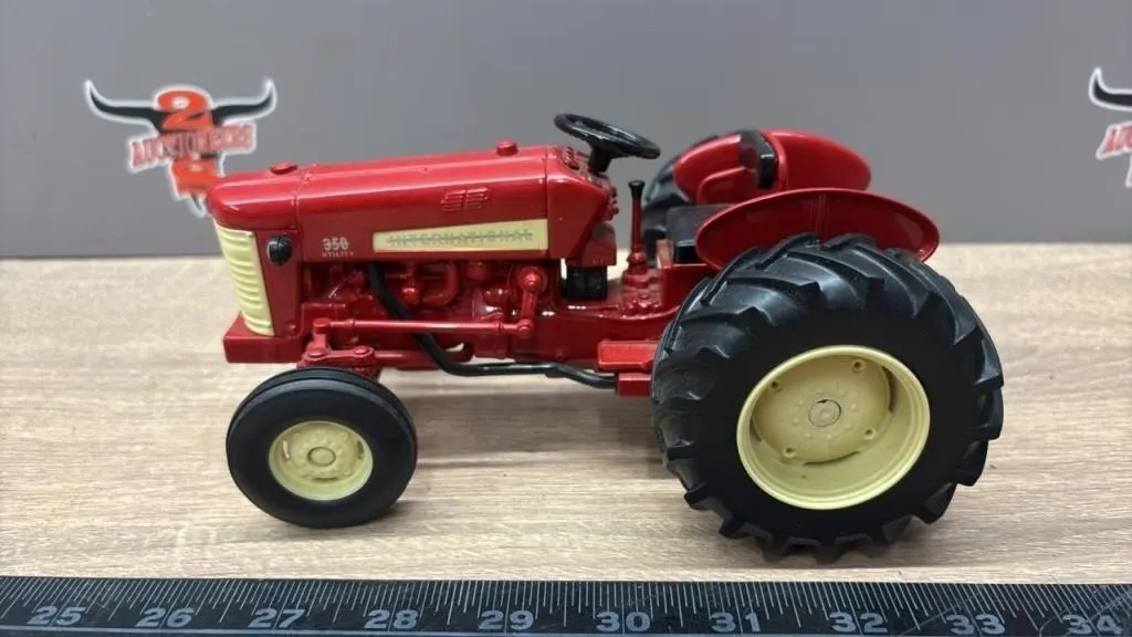 1:16 International 350 Utility Die Cast Tractor.