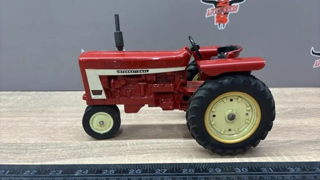 1:16 International 666 Farmall Die Cast NF Tractor