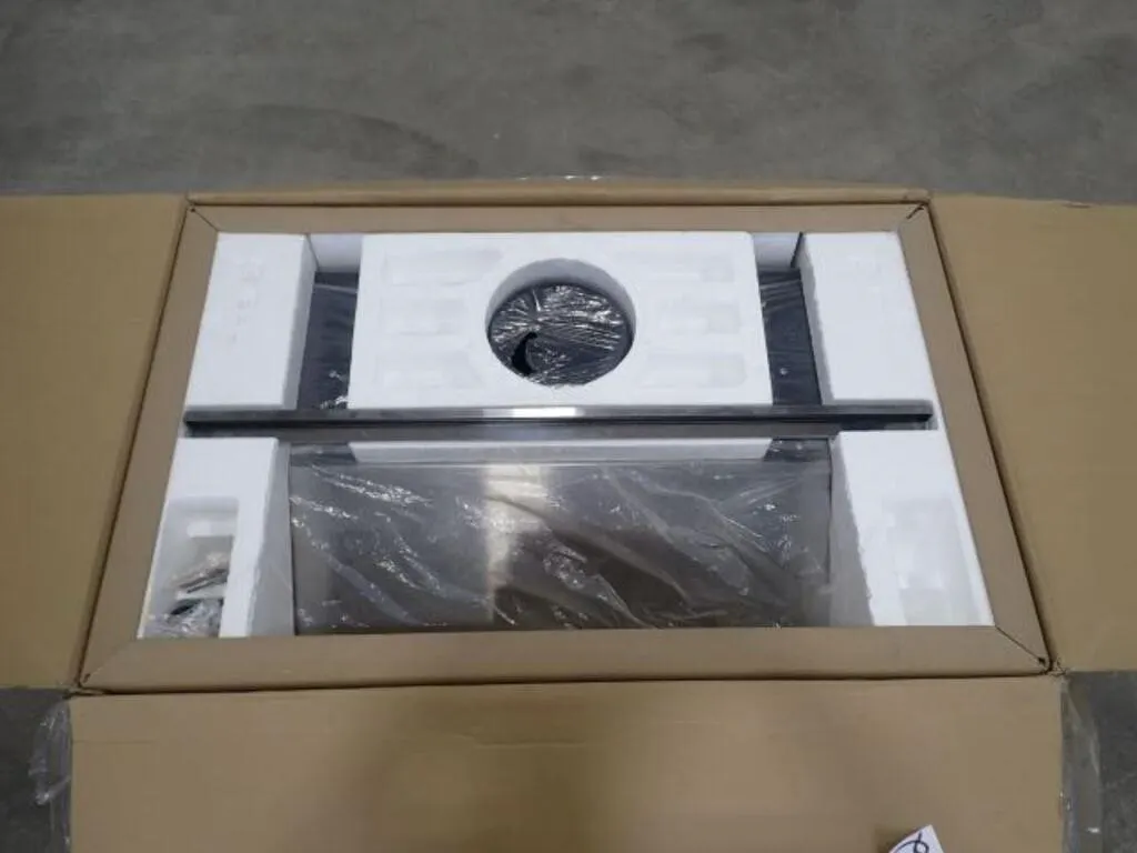 UNUSED Thor HRH3606 36 In. Range Hood