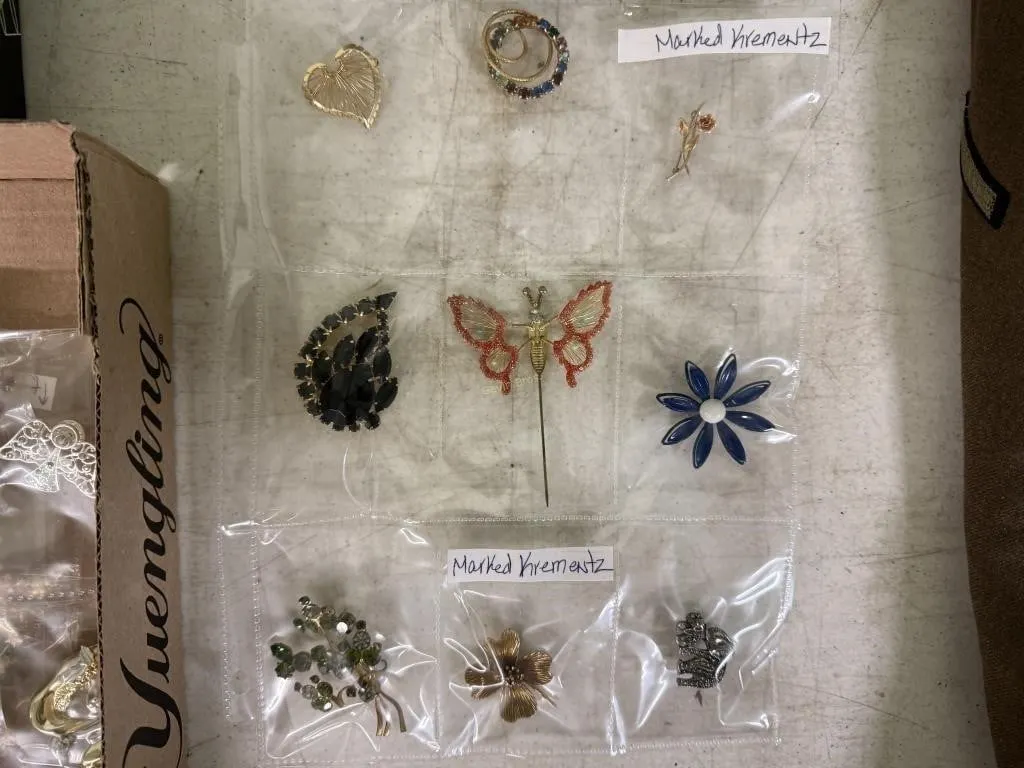 Large amount of Brooches