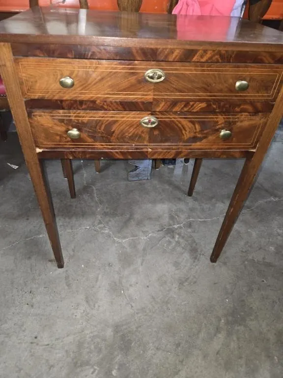 26"�17"�30" Antique Hepplewhite-style Mahogany