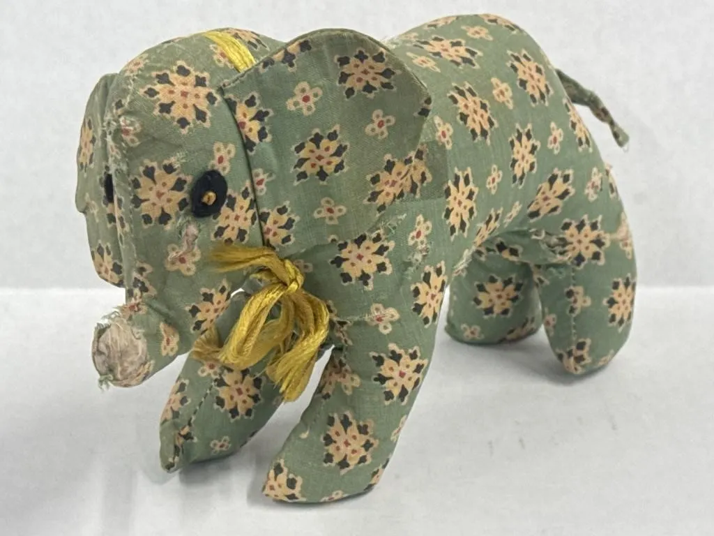 Antique Green Floral Pattern Elephant Sewing Pin
