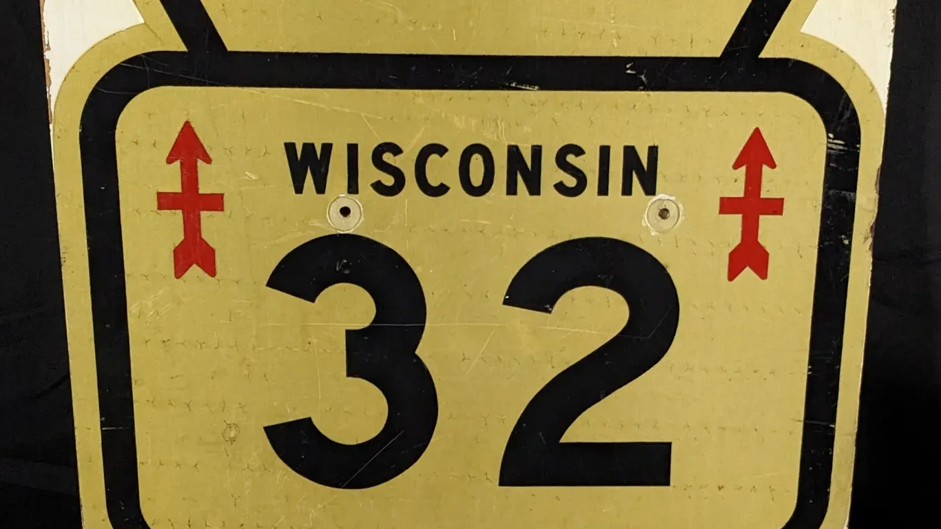 1961 WISCONSIN STATE HWY 32 WOOD SIGN (32ND DIVISION MEMORIAL HWY) (PLEASANT PRAIRIE TO LAND O LAKES WISCONSIN)