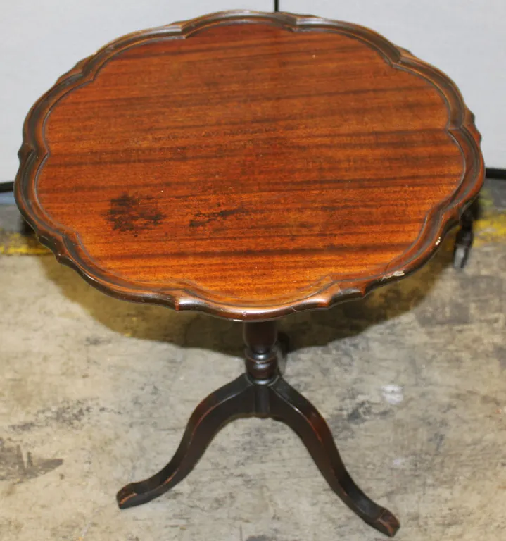 Scalloped Top Mahogany Tilt-Top Table