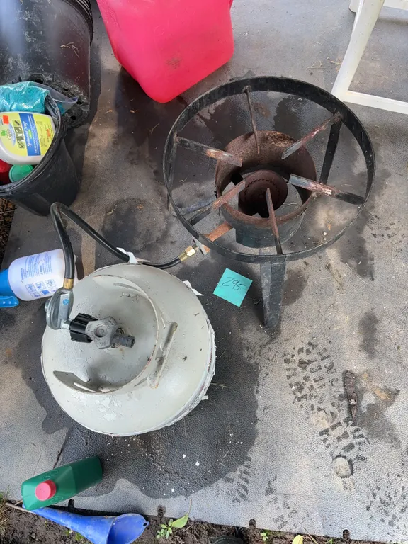 Single Burner Propane Stove and Propane Tank (untested)