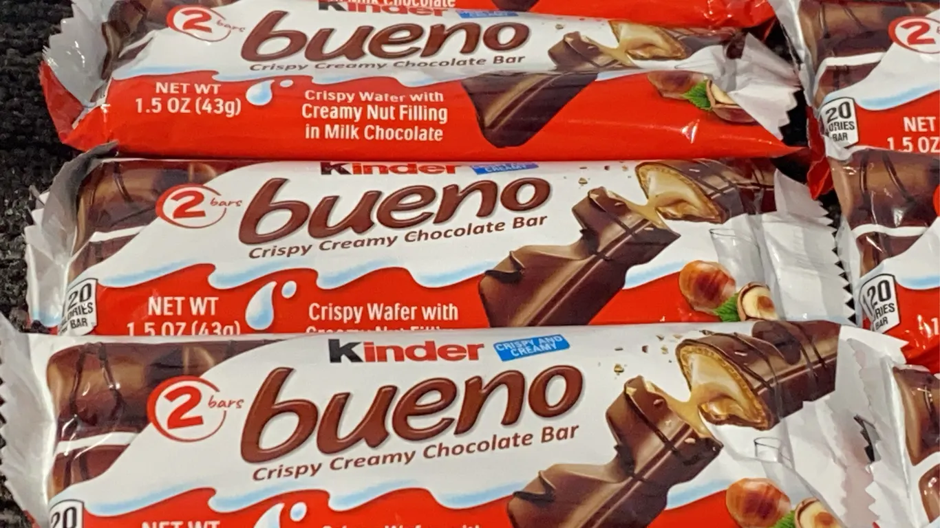 *NEW* Kinder Bueno Milk Chocolate Bars, Crispy Wafer & Hazelnut Snacks, 8 Packs - Best By: 12/2026