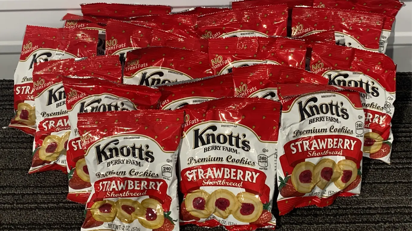 *NEW* Knott's Berry Farm Strawberry (22 Ct) & Raspberry (8 Ct) Shortbread Cookies - Best By: 2/13/20