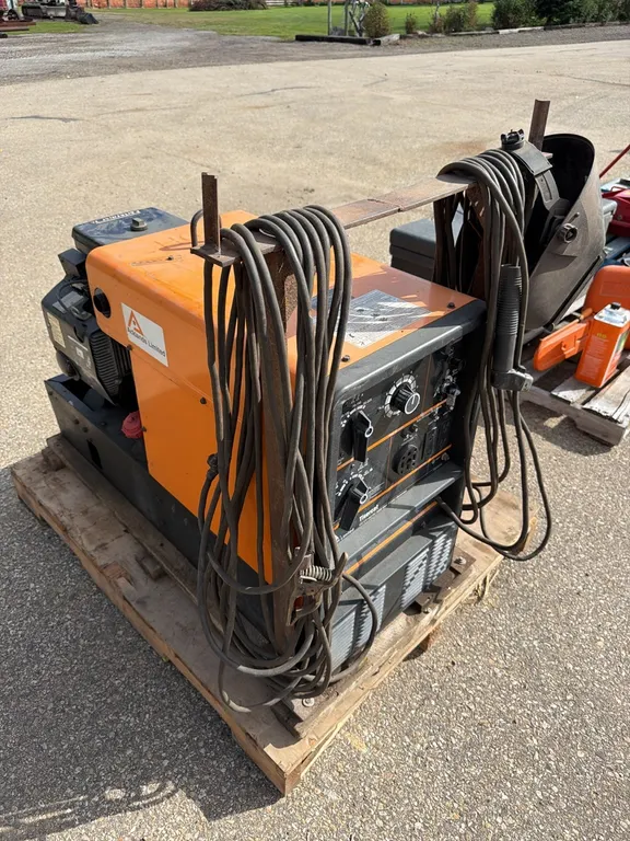 Acklands Grainger Tiger Cat CC/CV AC/Dc Welder & 8000 watt Onan Generator, Gas, S/N J963600851