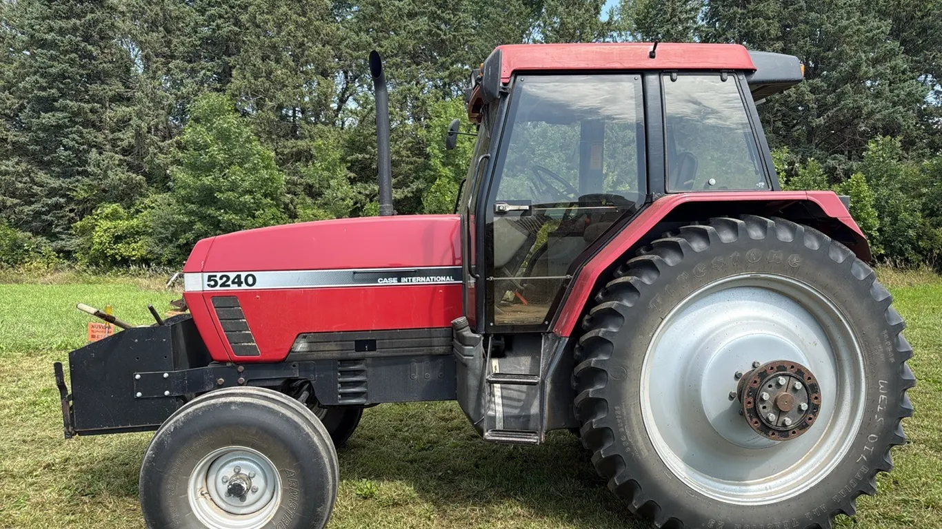 Case IH 5240 Maxxum Tractor w/ 14.9R46 Rears, Rockbox, (11) Suitcase Weights, 1885 Hrs, Duals - 4% Buyer Premium on This Lot