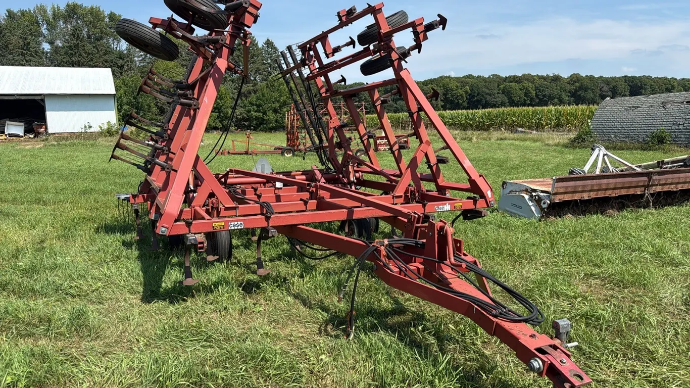 28’ Case IH 4800 Vibra Shank Field Cultivator w/ Walking Tandems, 3 Bar Spring Tooth Harrow, Single Fold, * Tires are All Flat Or Off The Bead*