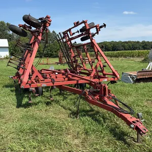 28’ Case IH 4800 Vibra Shank Field Cultivator w/ Walking Tandems, 3 Bar Spring Tooth Harrow, Single Fold, * Tires are All Flat Or Off The Bead*