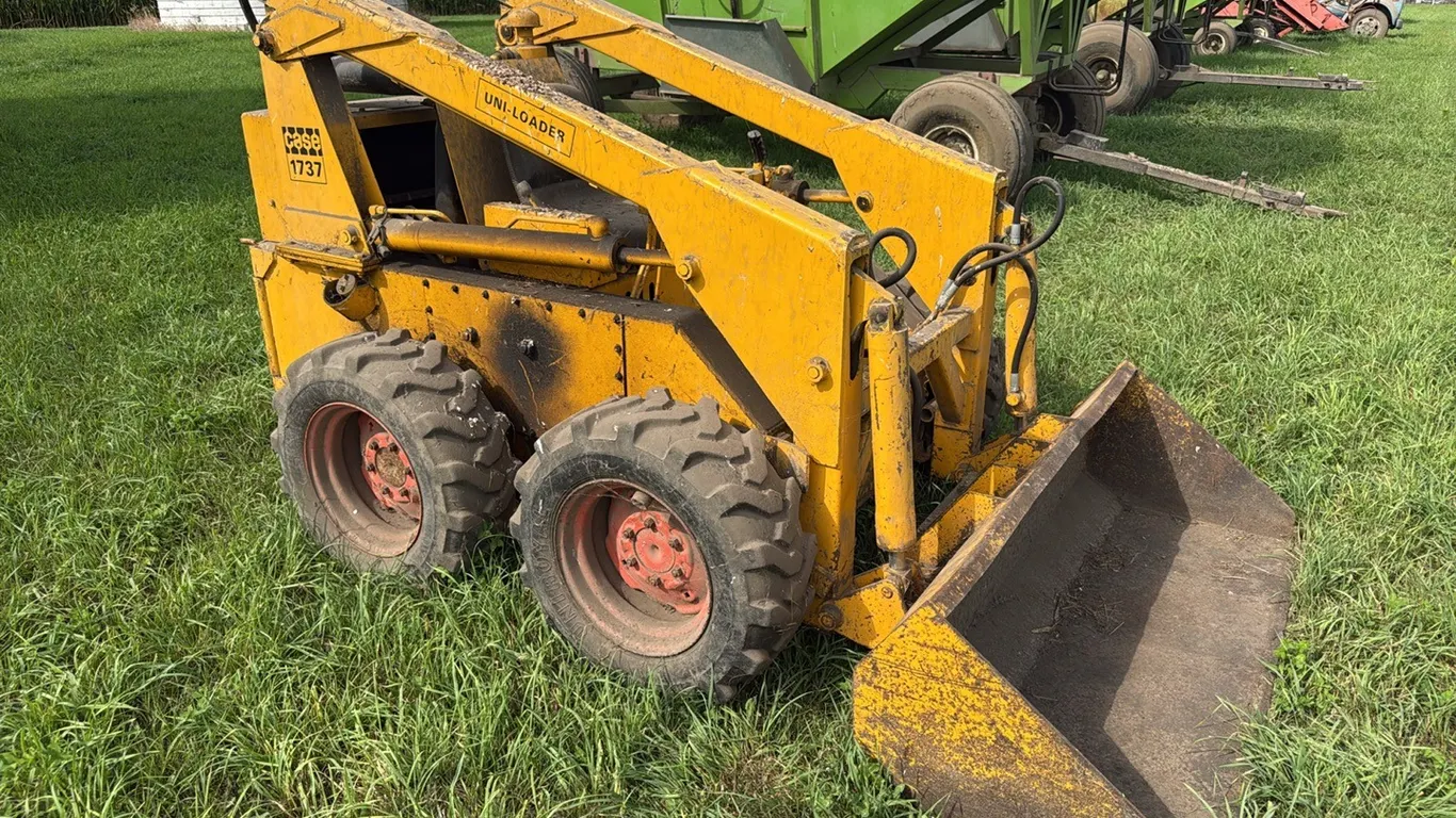 Case 1737 UNI-Loader Skid Steer w/ 66” Dirt Bucket, Gas, 810 Hrs *Selling "AS IS" NOT Running*