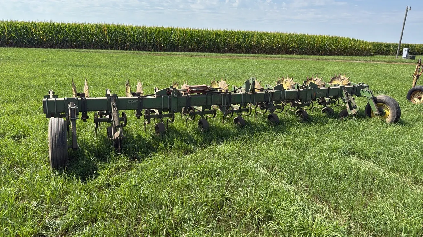 John Deere 8 Row 30” Row Crop Cultivator 3 PT, Missing (1) Hydraulic Ram