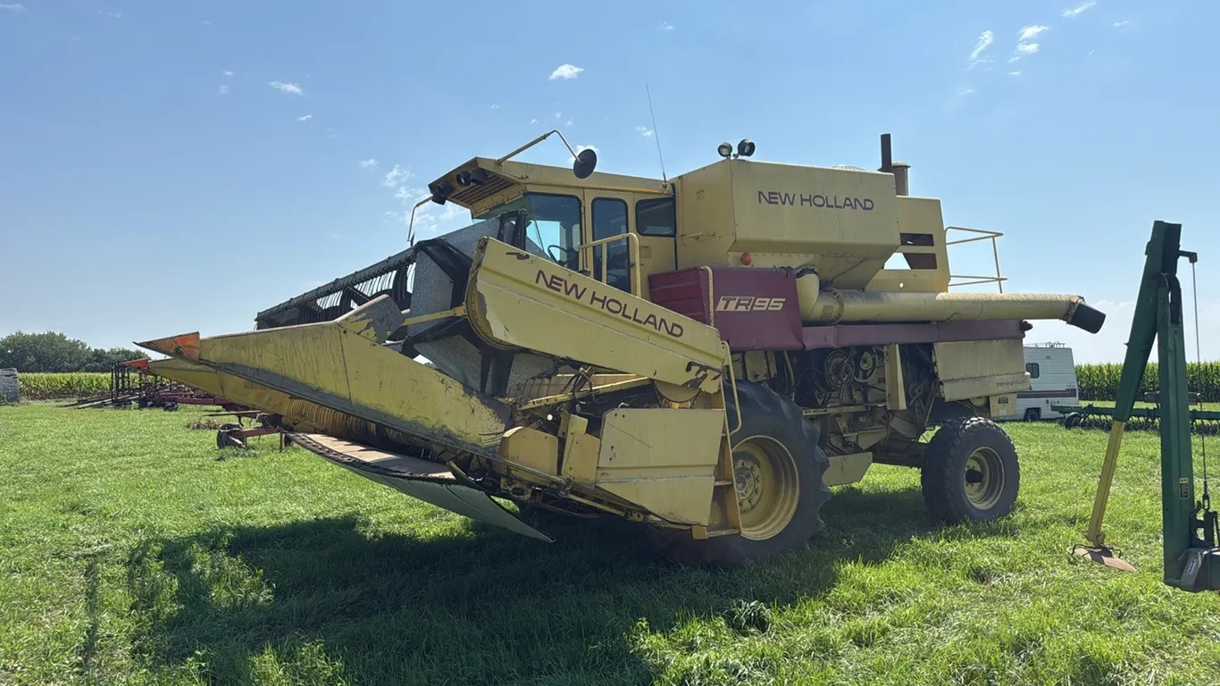 New Holland TR 95 Combine w/ New Holland Model 972 20’ Bean Head, 2,387 Hours *NOT Running - Pulled it out of the Shed. Bring extra Equipment for Lo