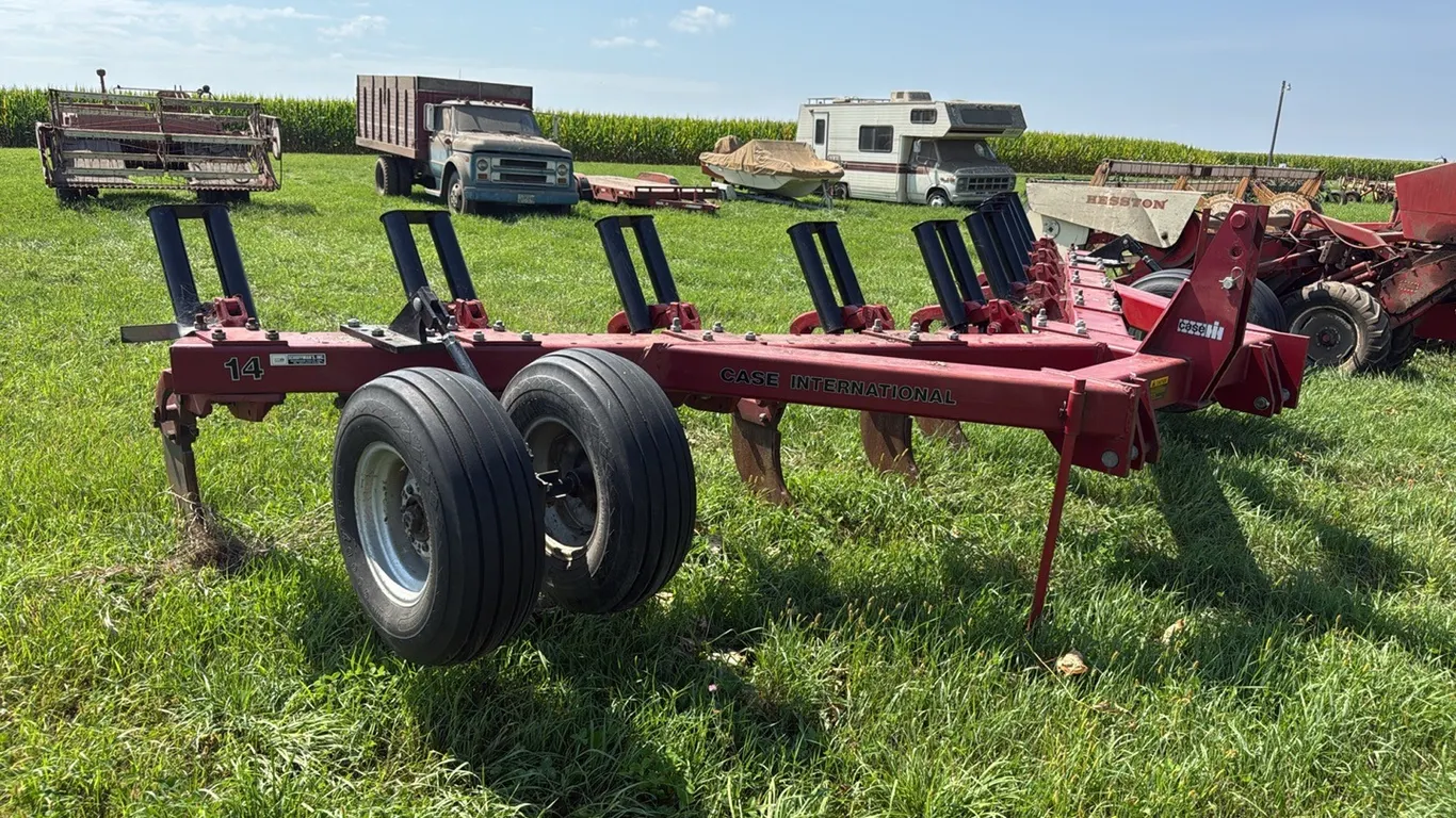 Case IH 14 V Ripper, 3 PT, 9 Shank