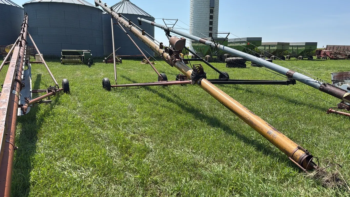 Kewanee 8” x ? Electric Auger *Tires are Flat and Weathered