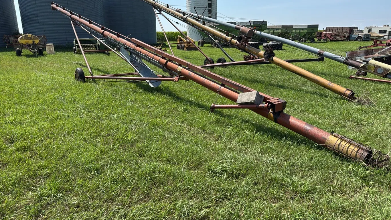 Kewanee 8” x ? PTO Auger * Tires Are Shot*