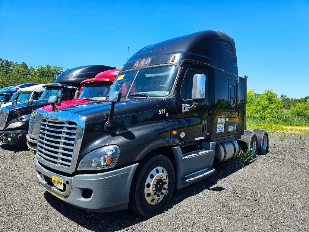 2016 Freightliner Cascadia High Roof Sleeper Cab Truck