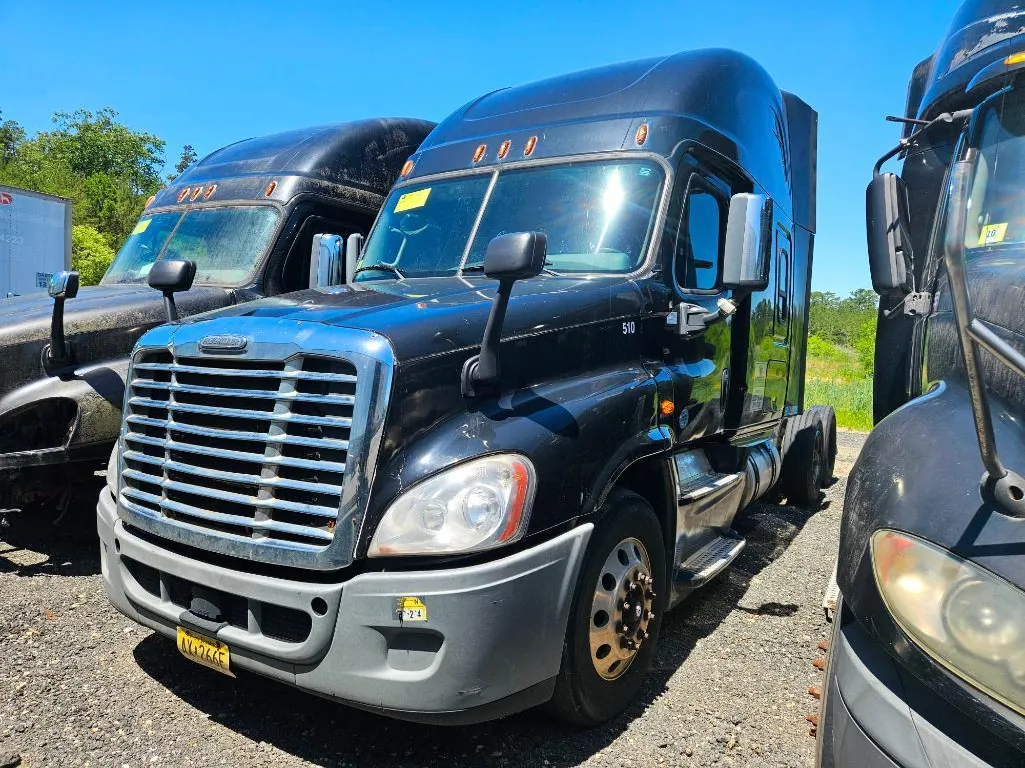 2016 Freightliner Cascadia High Roof Sleeper Cab Truck